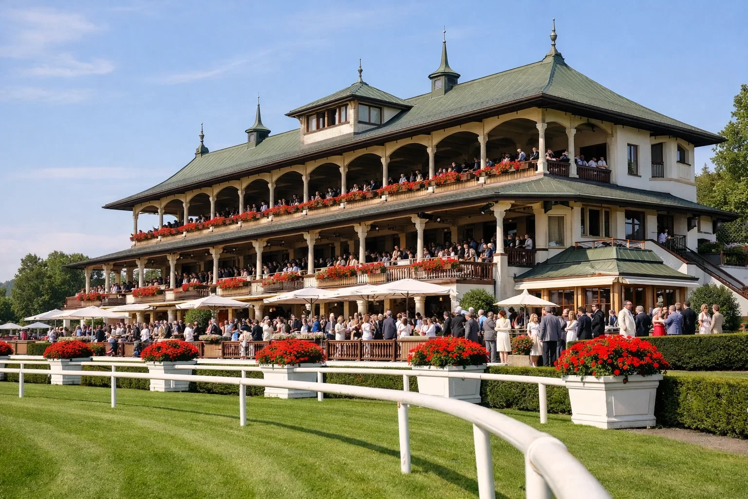 Elegante Tribüne der Rennbahn Baden-Baden Iffezheim